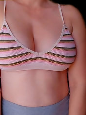 Wife stuns in printed bra - 10 Pics