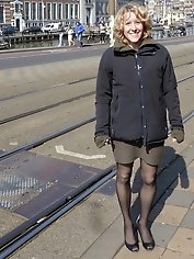 Awesome mature lady is giving pussy