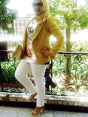 Amateur damsel is showing off her holes